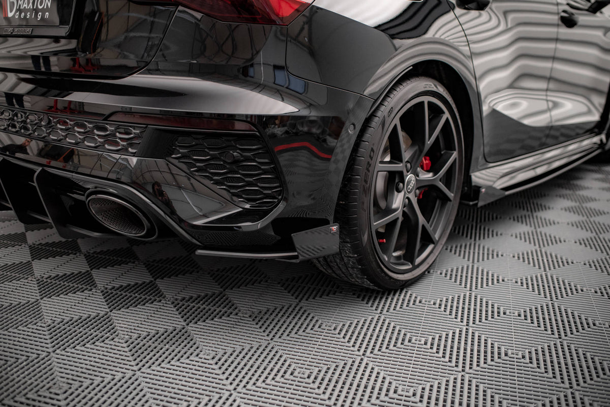 Sideflaps bak i sort for Audi RS3 Sportback 8Y, 10mm utvidelse montert på bakstøtfanger