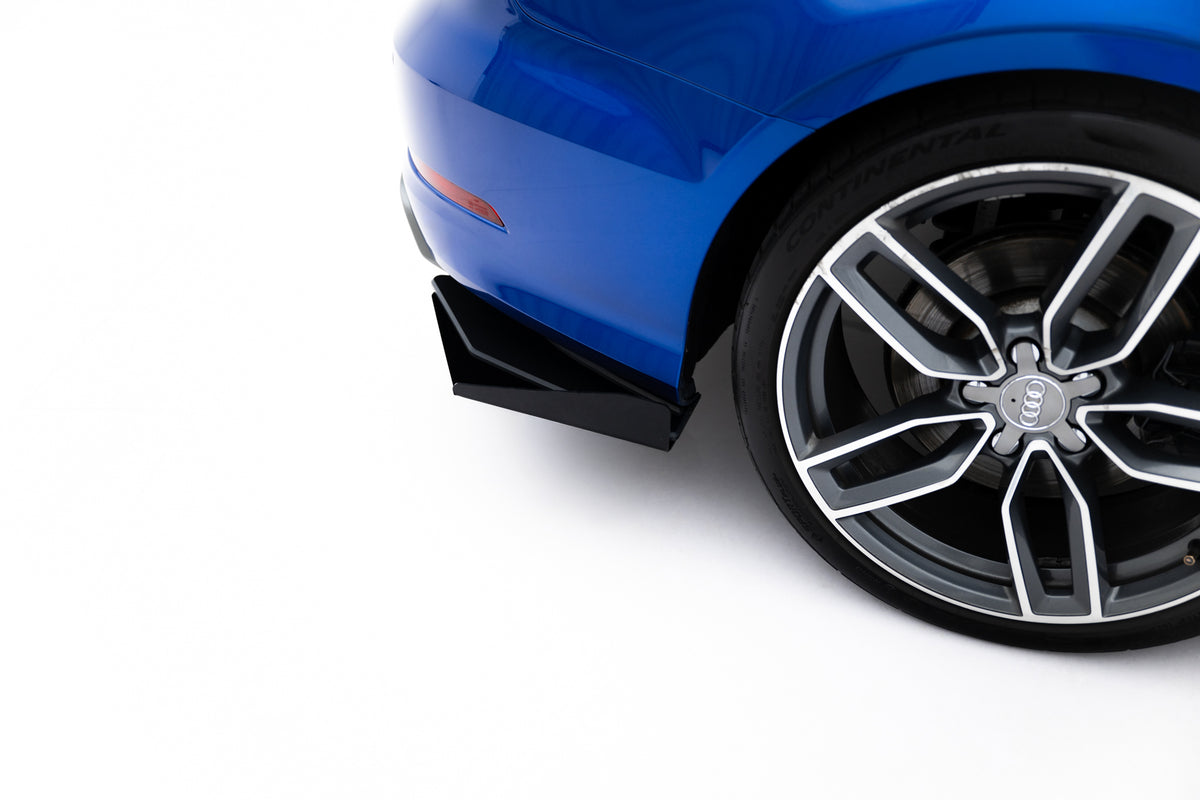 Bakre sideflaps til Audi S3 Sedan 8V i matt svart Street Pro-utførelse, sett bakfra