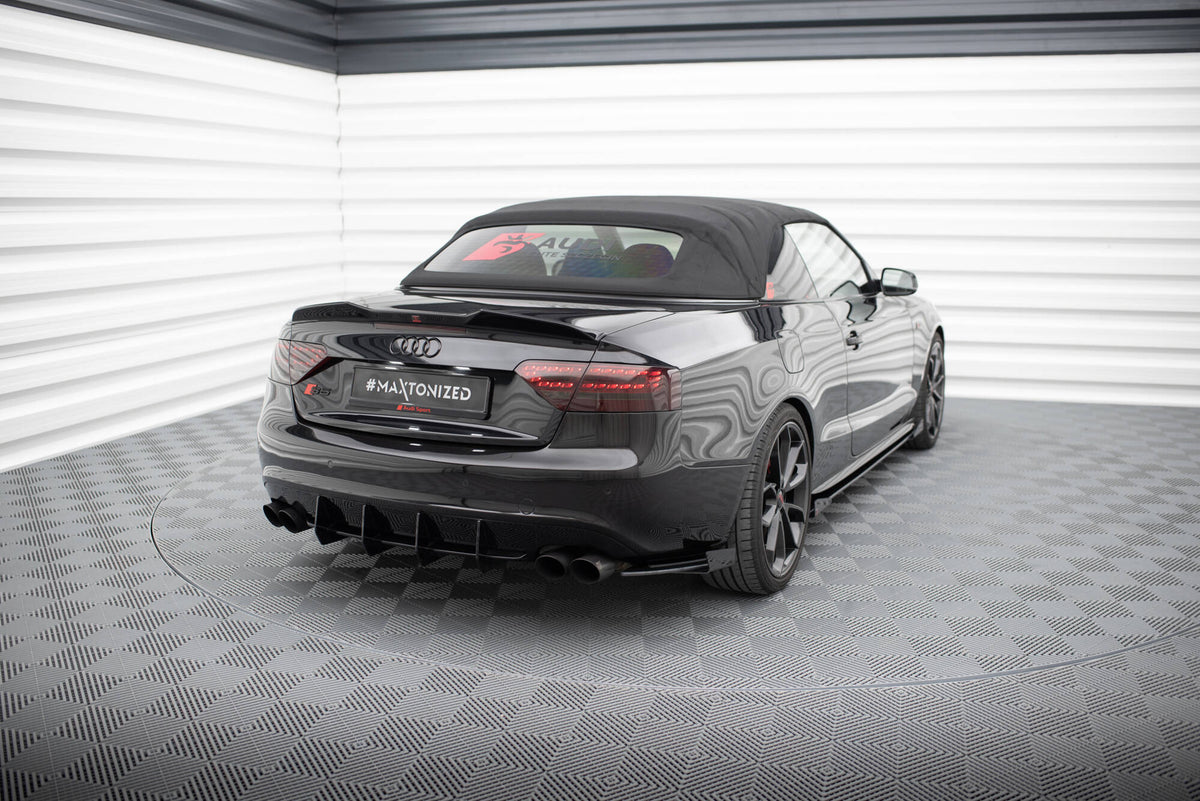 Bakre sideflap montert på Audi A5 S-Line Coupe 8T, nærbilde av finish