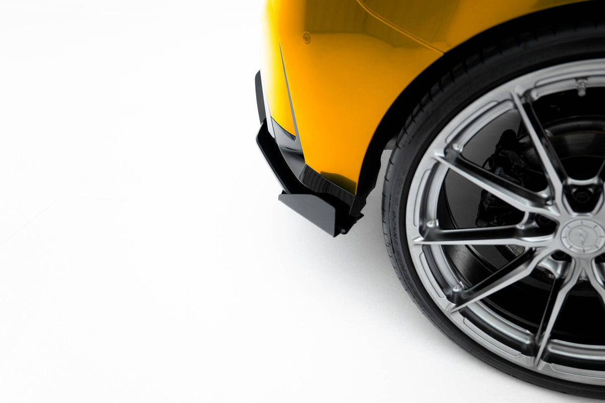Sideflaps bak i svart ABS-plast for BMW 1 M-Pakke F70 fra Maxton Design, montert på støtfanger