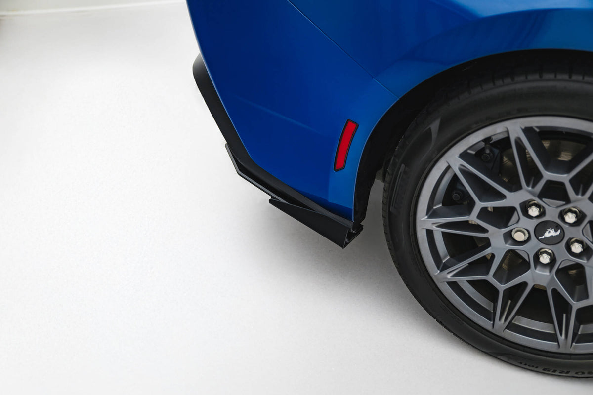 Sideflaps bak til Ford Mustang GT Mk7 fra Maxton Design, sett ovenfra på matt svart overflate