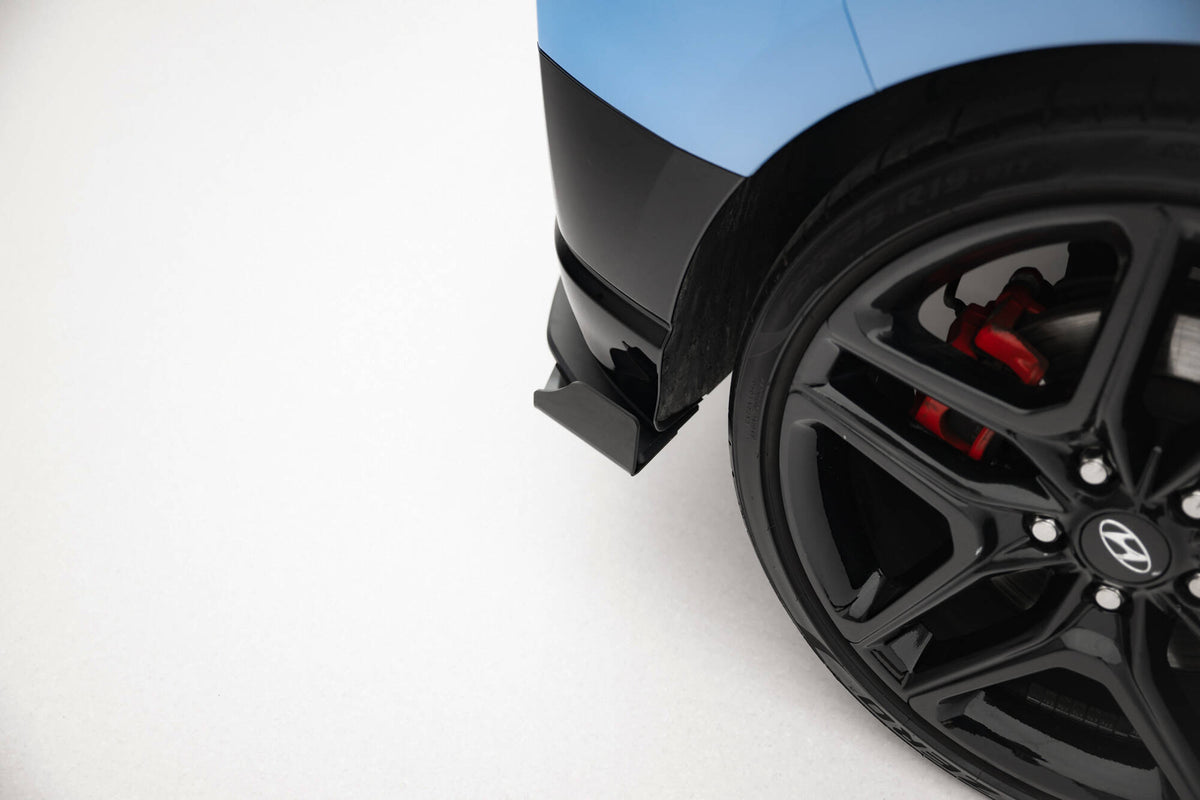 Sideflaps bak til Hyundai Veloster N MK2 i matt svart finish, sett forfra