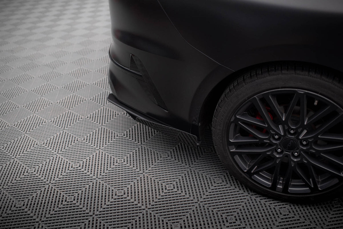 Sideflaps bak til Kia ProCeed GT Facelift i matt svart, produktbilde forfra