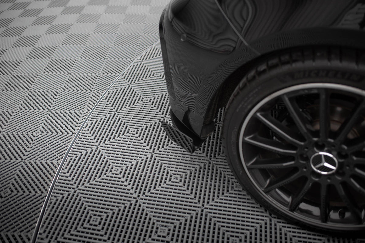Sideflaps bak til Mercedes A AMG-Line W176 Facelift montert på mørk bil, sett bakfra