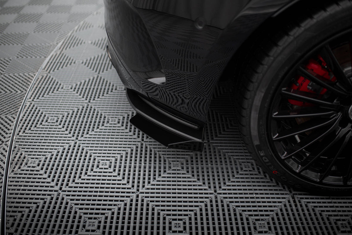 Sideflaps bak til Mercedes A35 W177 i matt svart Street Pro-finish, sett forfra