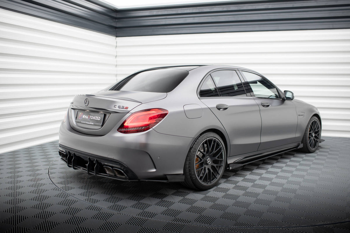 Bakre canards montert på Mercedes C63 Estate W205, vist fra skrå vinkel