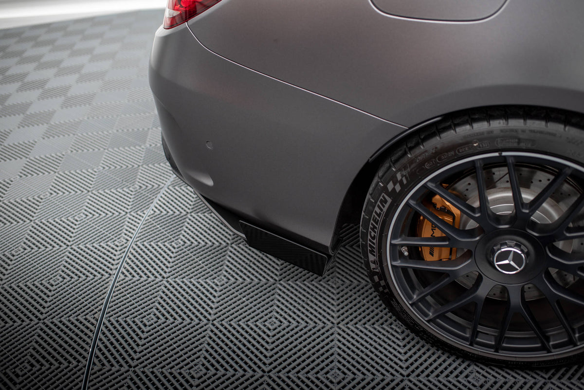Sideflaps bak til Mercedes C63 W205 Facelift i matt svart finish, sett forfra