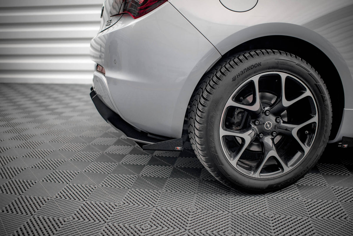 Sideflaps bak til Opel Astra GTC OPC-Line J i matt svart, produktbilde forfra