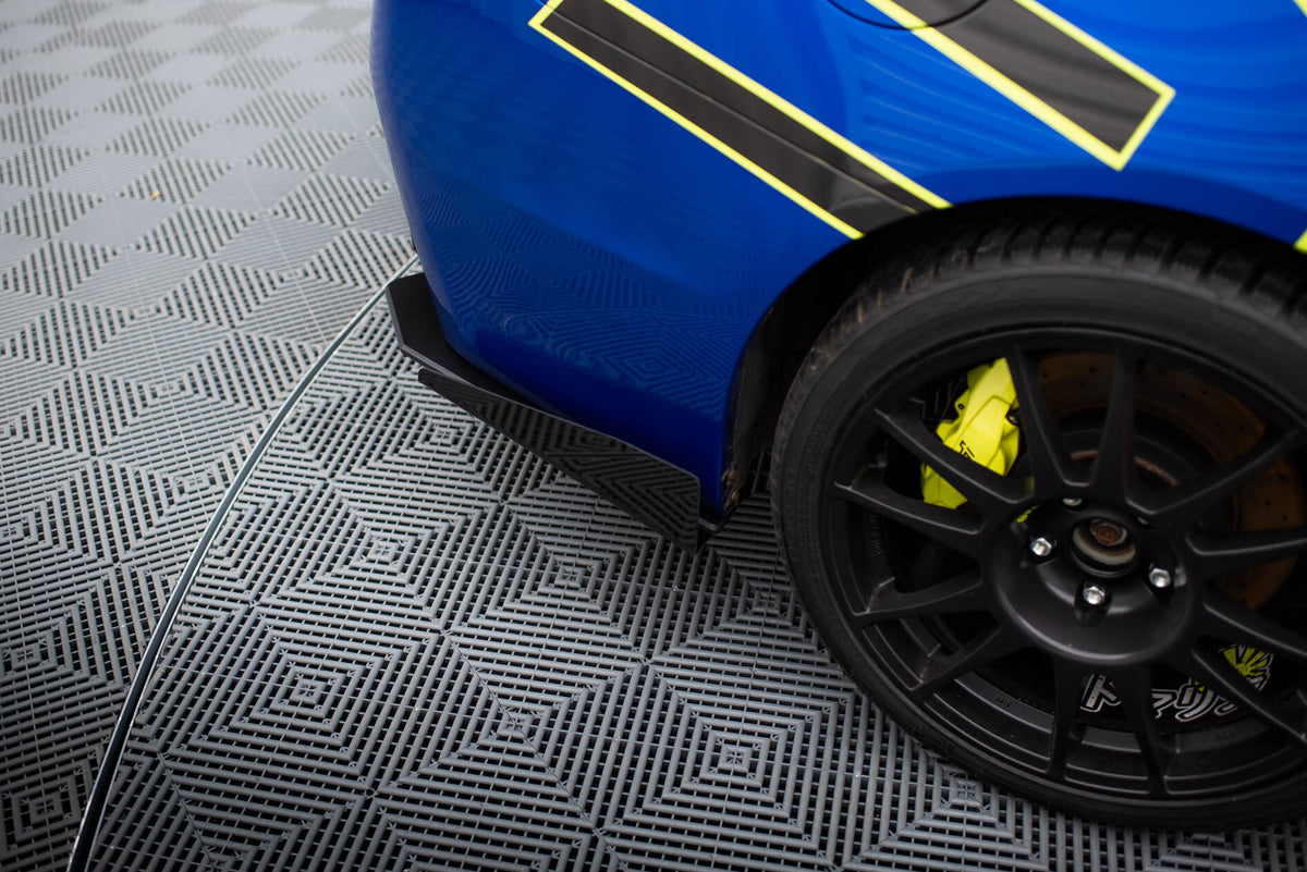 Sideflaps bak til Subaru WRX STI MK1 i matt svart Street Pro-utførelse, sett bakfra