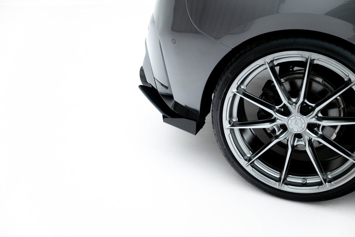 Sideflaps bak i ABS-plast for BMW M135I F70 RS V.1 fra Maxton Design, sporty design i svart finish