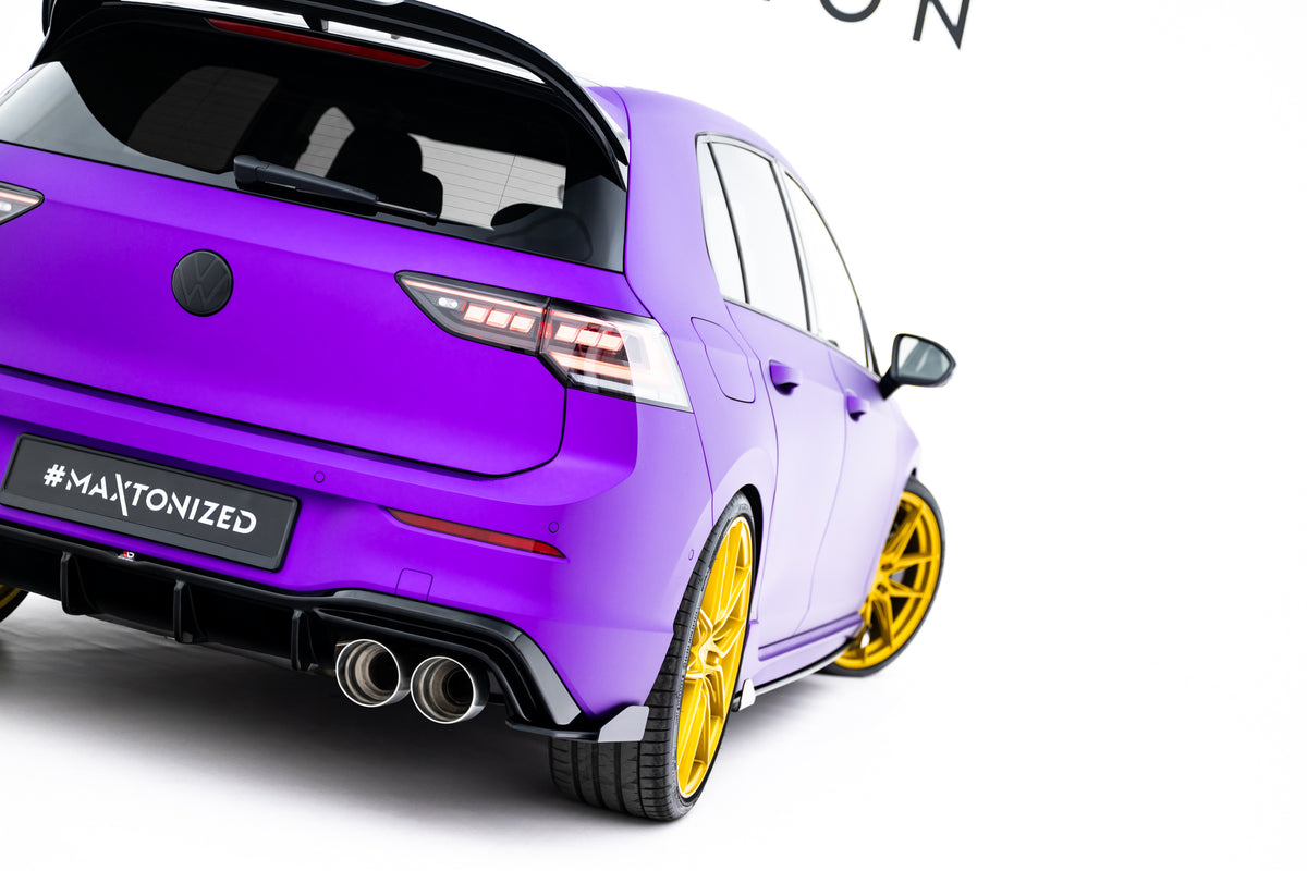 Sideflaps bak V.2 for VW Golf 8 R Facelift sett skrått bakfra
