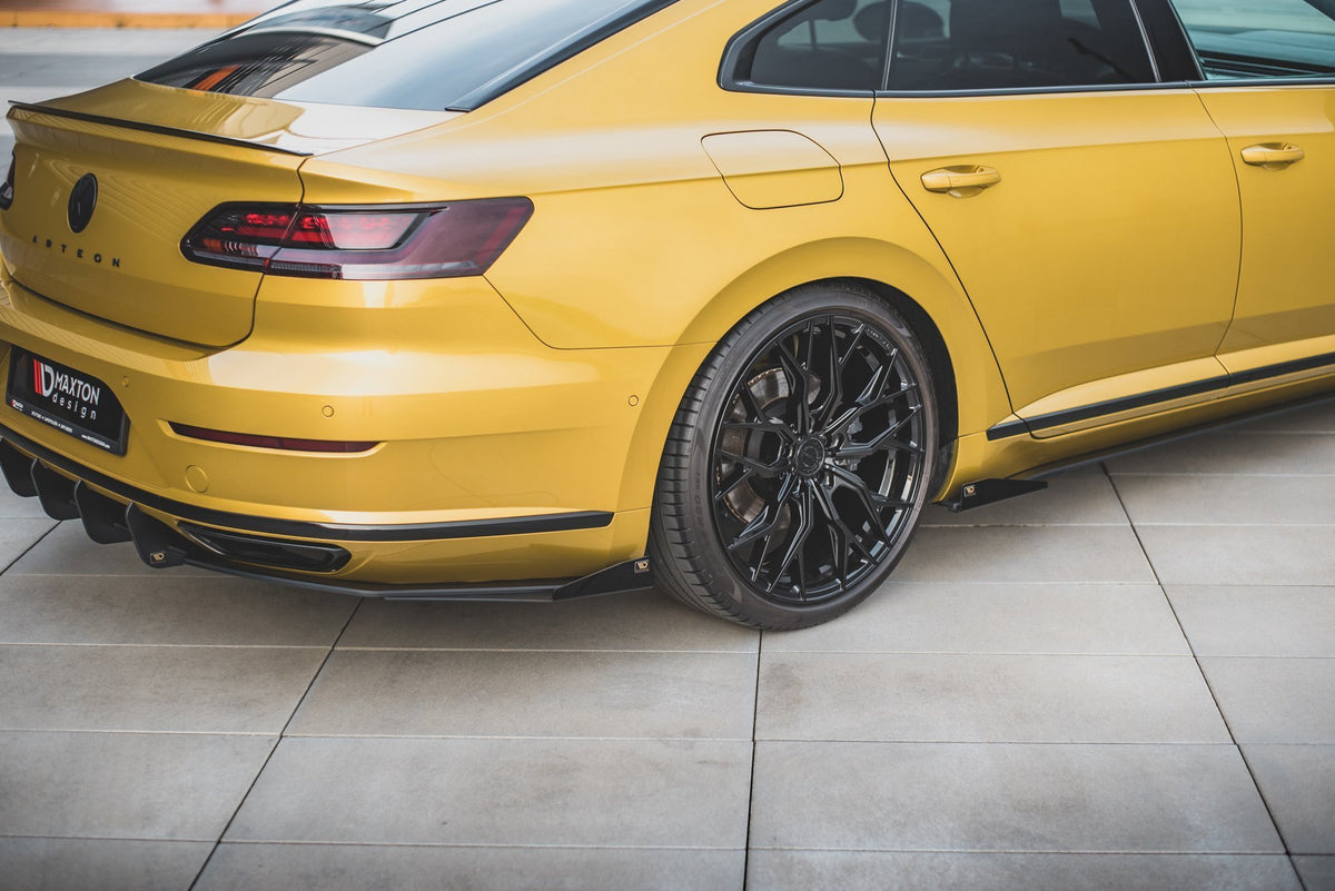 Sideflaps bak til VW Arteon R-Line i matt svart, sett fra skrå vinkel