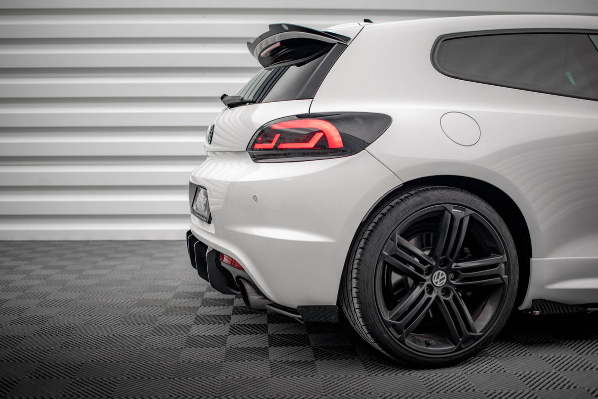 Sideflaps bak for VW Scirocco R MK3 i matt svart, sett fra skrå vinkel