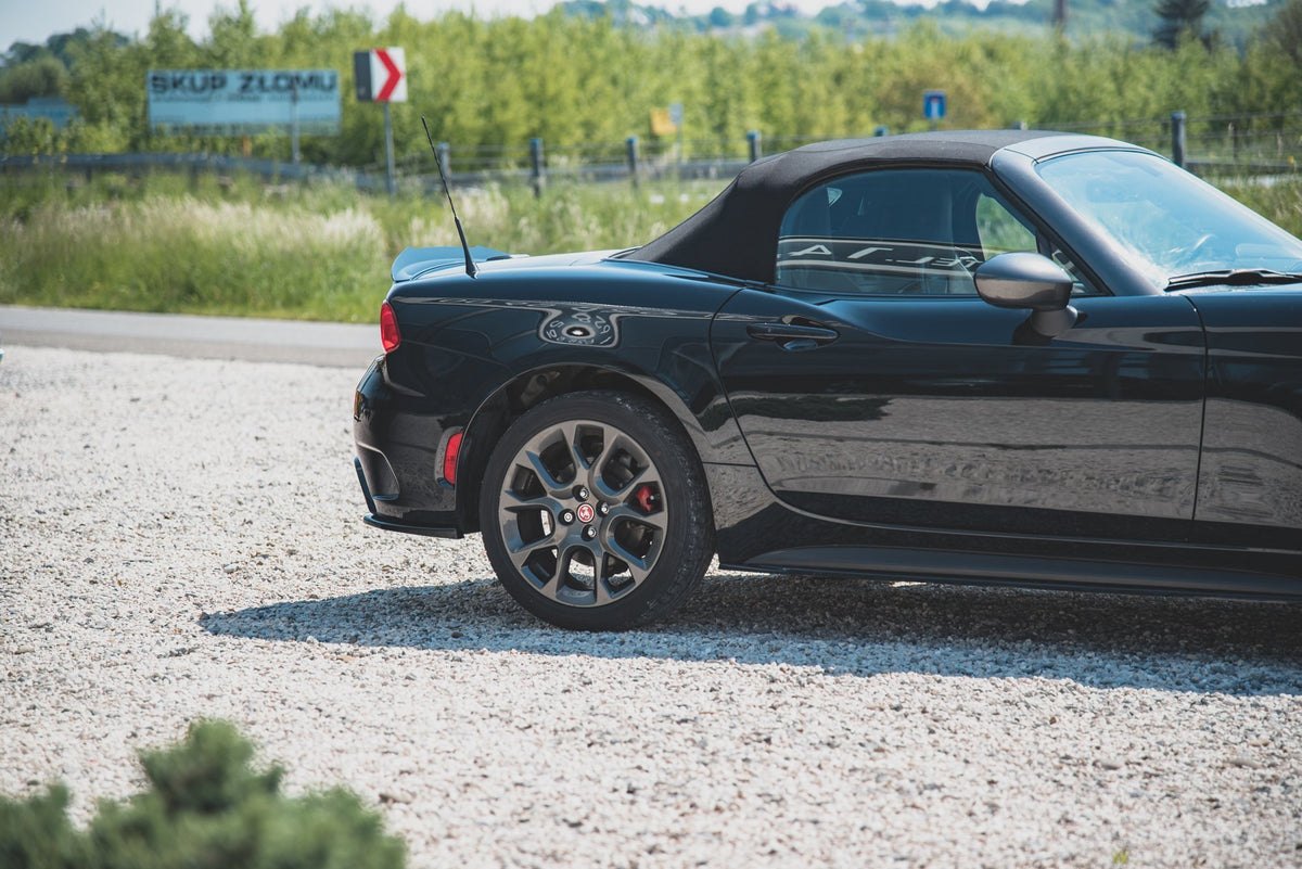 Sideflaps montert på Abarth 124 Spider sett fra skrå vinkel bakfra