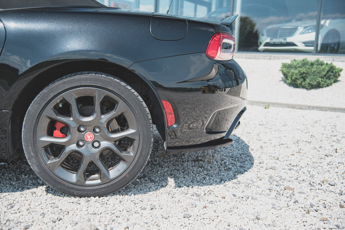 Bakre sideflaps til Abarth 124 Spider vist fra siden i blank svart