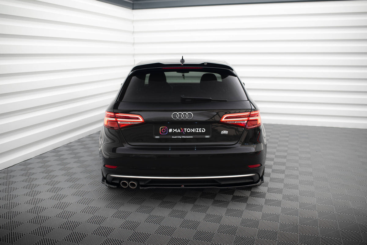 Bakre sidesplitter fra Maxton Design montert på Audi A3 Sportback, skrå vinkel