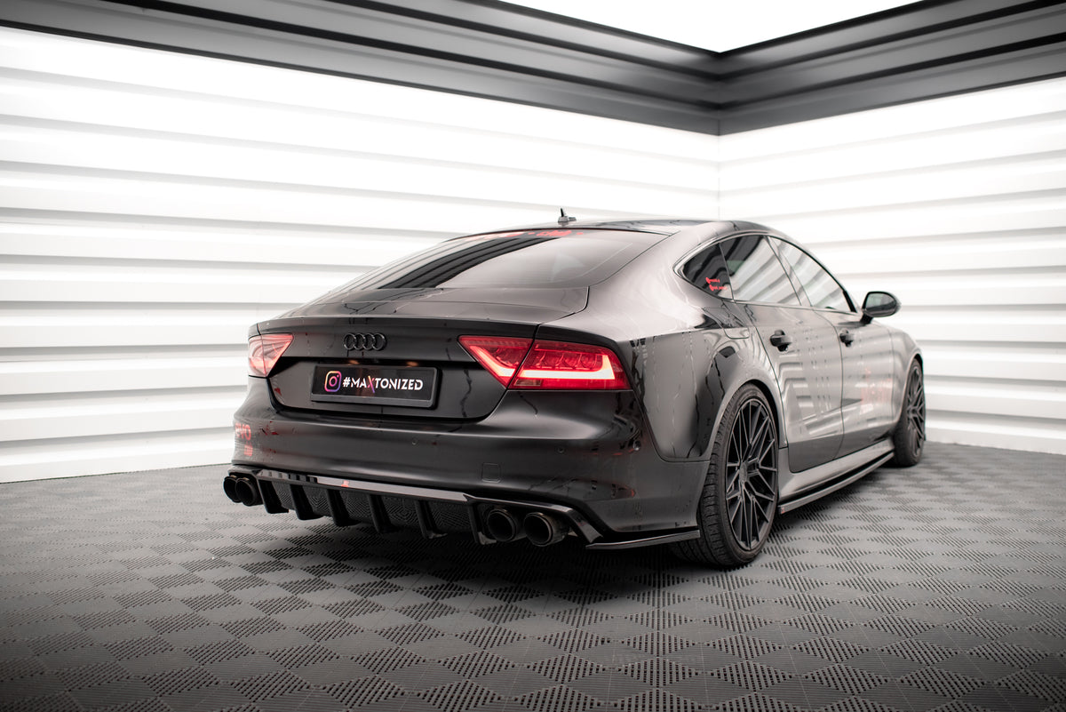 Sett med venstre og høyre sideflap for Audi A7 C7 S-Line, lagt ut på flate
