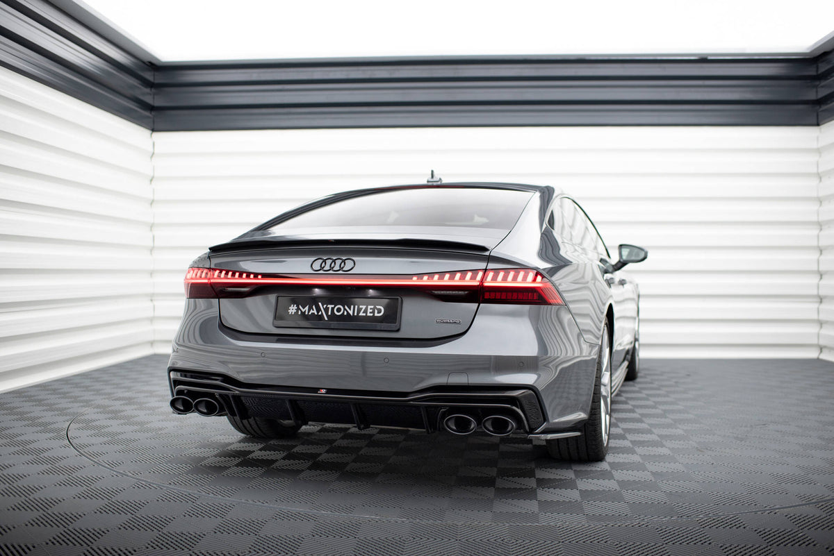 Sideflap bak montert på Audi S7 C8, nærbilde av høyre side ved diffuser