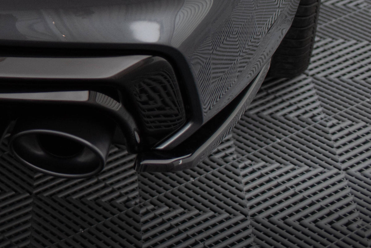 Bakre sideflaps fra Maxton Design til Audi A7 S-Line C8, sett ovenfra på strukturert svart overflate