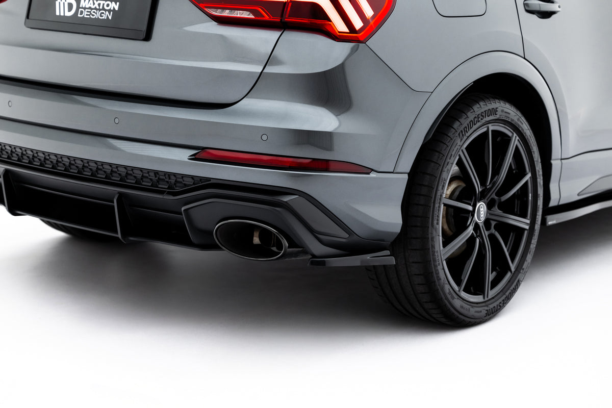 Nærbilde av sidesplitter bak i Gloss Black for Audi RSQ3 SUV F3
