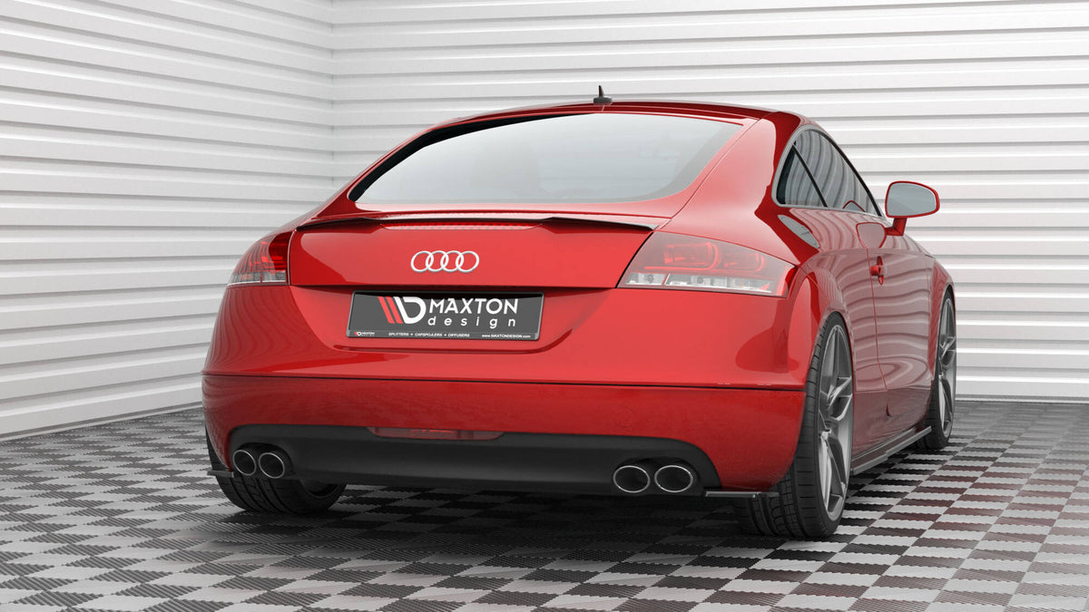 Sideflaps bak for Audi TT 3.2 V6 8J vist i skrå vinkel mot strukturert svart overflate