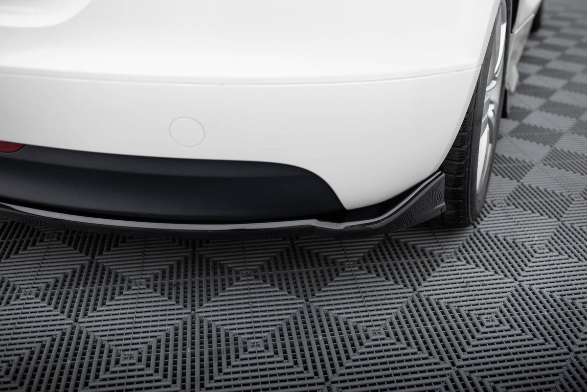 Bakre sidesplitter for Audi TT 8J i sort ABS-plast, nærbilde av venstre side