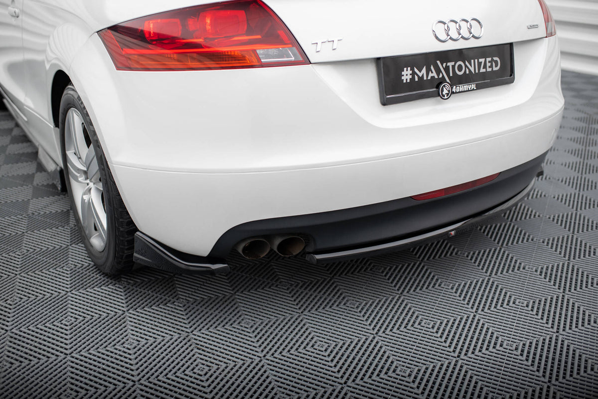 Par med bakre sideflaps til Audi TT 8J lagt ut som produktbilde sett ovenfra