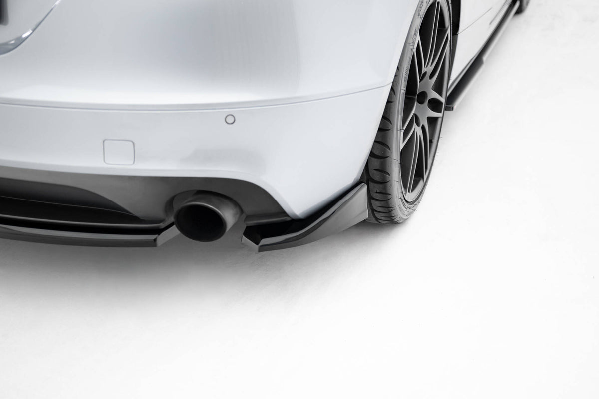 Bakre sideflaps til Audi TT S-Line 8J Facelift, sett ovenfra på sort bakgrunn