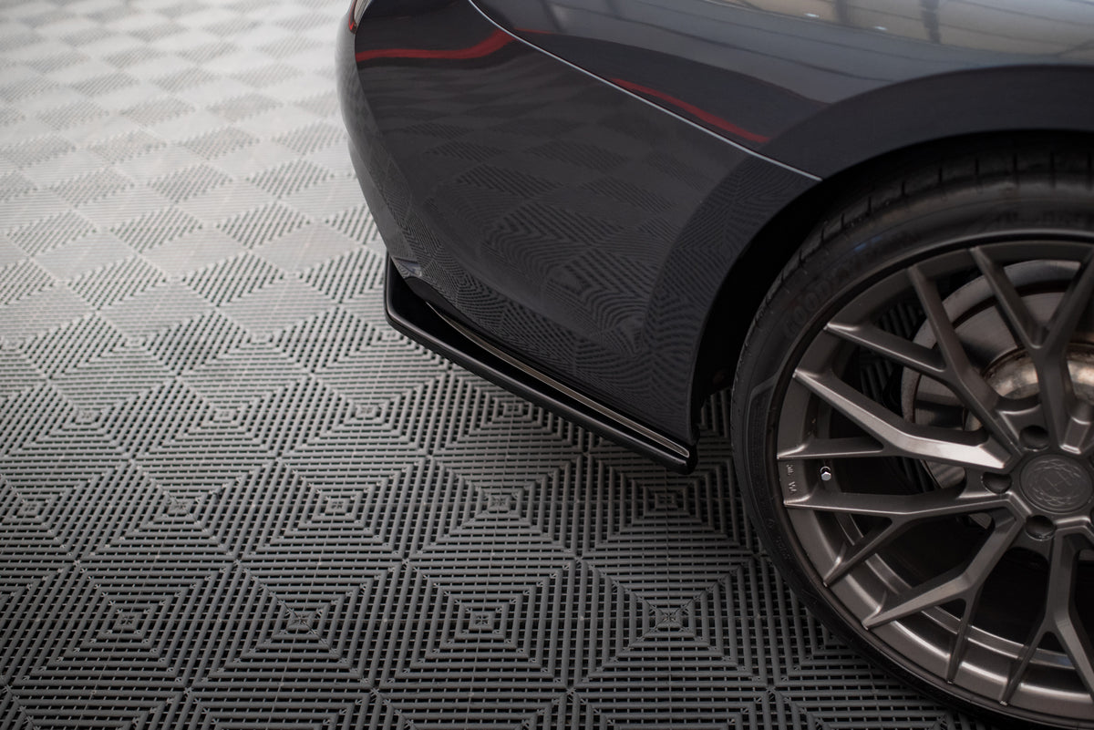 Nærbilde av sideflap i sort ABS-plast til BMW G20 M-Pakke