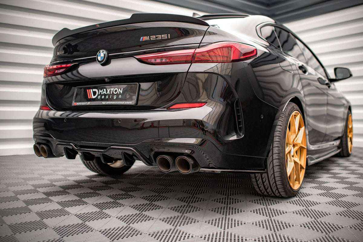 Bakre sidesplittere BMW F44 M235i – montert på svart bil