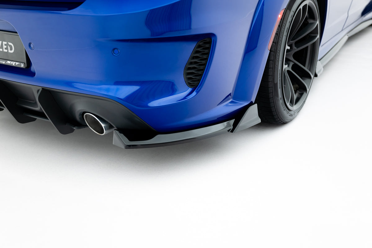 Sideflaps bak til Dodge Charger Scat Pack Widebody i blank svart ABS-plast, sett ovenfra