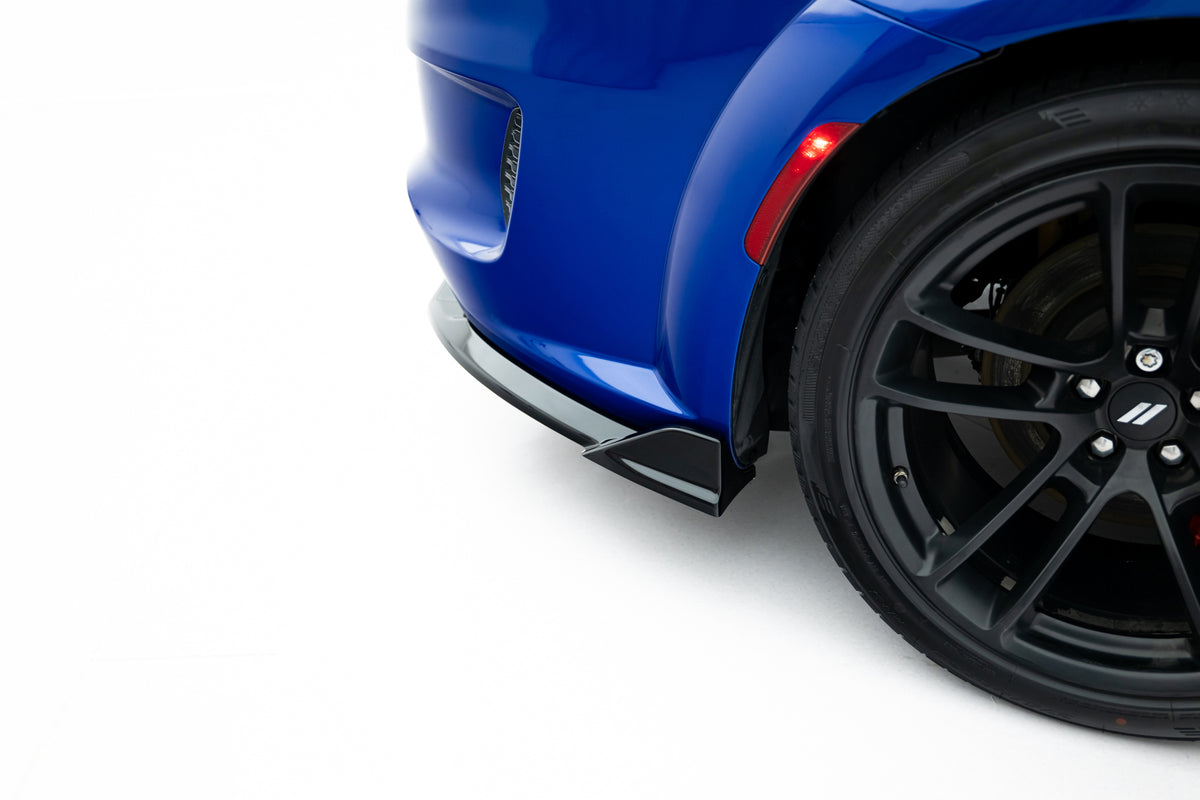 Maxton Design sideflaps bak for Charger MK3 Facelift, begge deler vist med monteringsutstyr