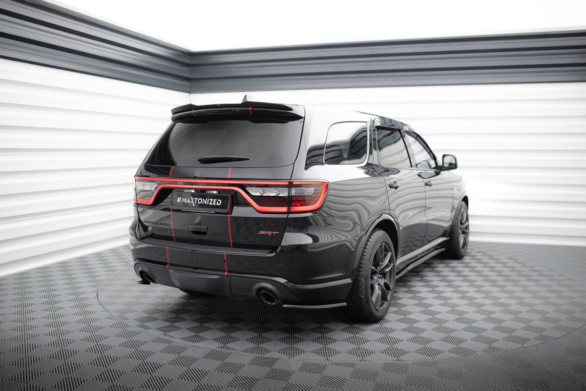 Sideflaps montert på bakre støtfanger på Dodge Durango SRT Mk3, skrå vinkel
