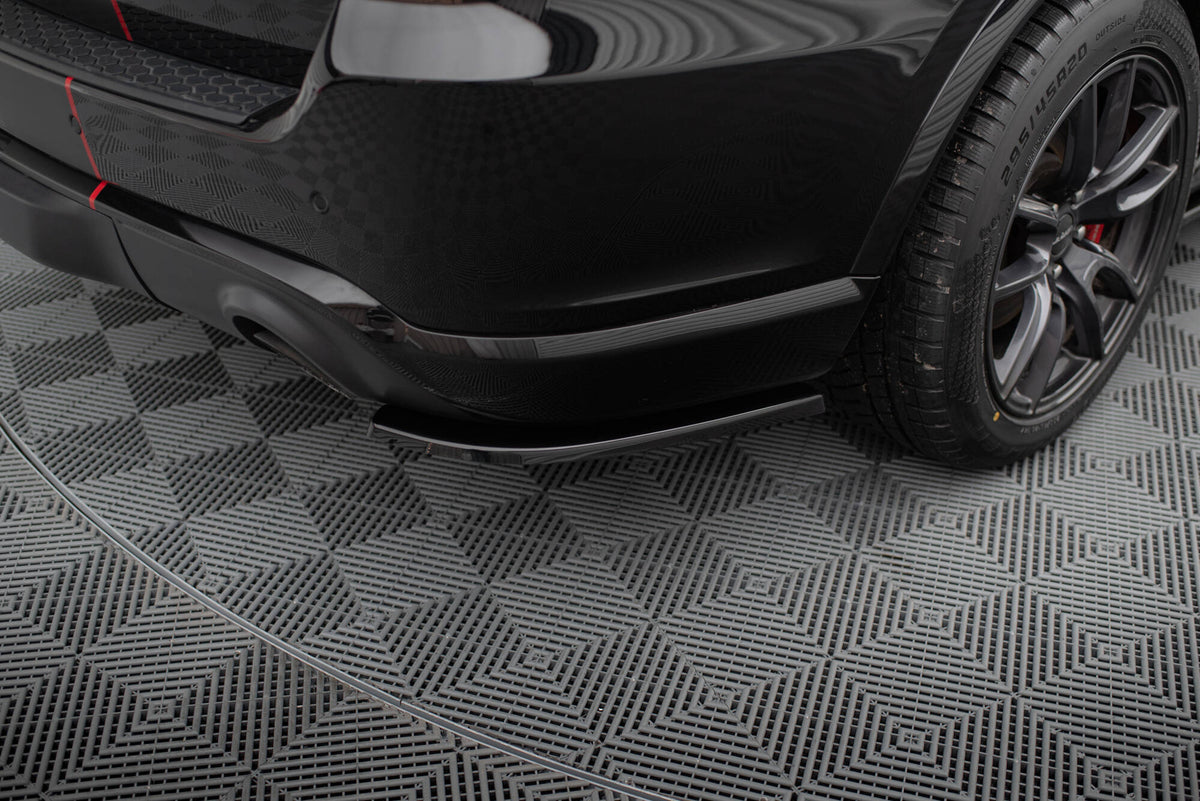 Bakre sideflaps til Dodge Durango SRT Mk3 vist ovenfra mot sort bakgrunn