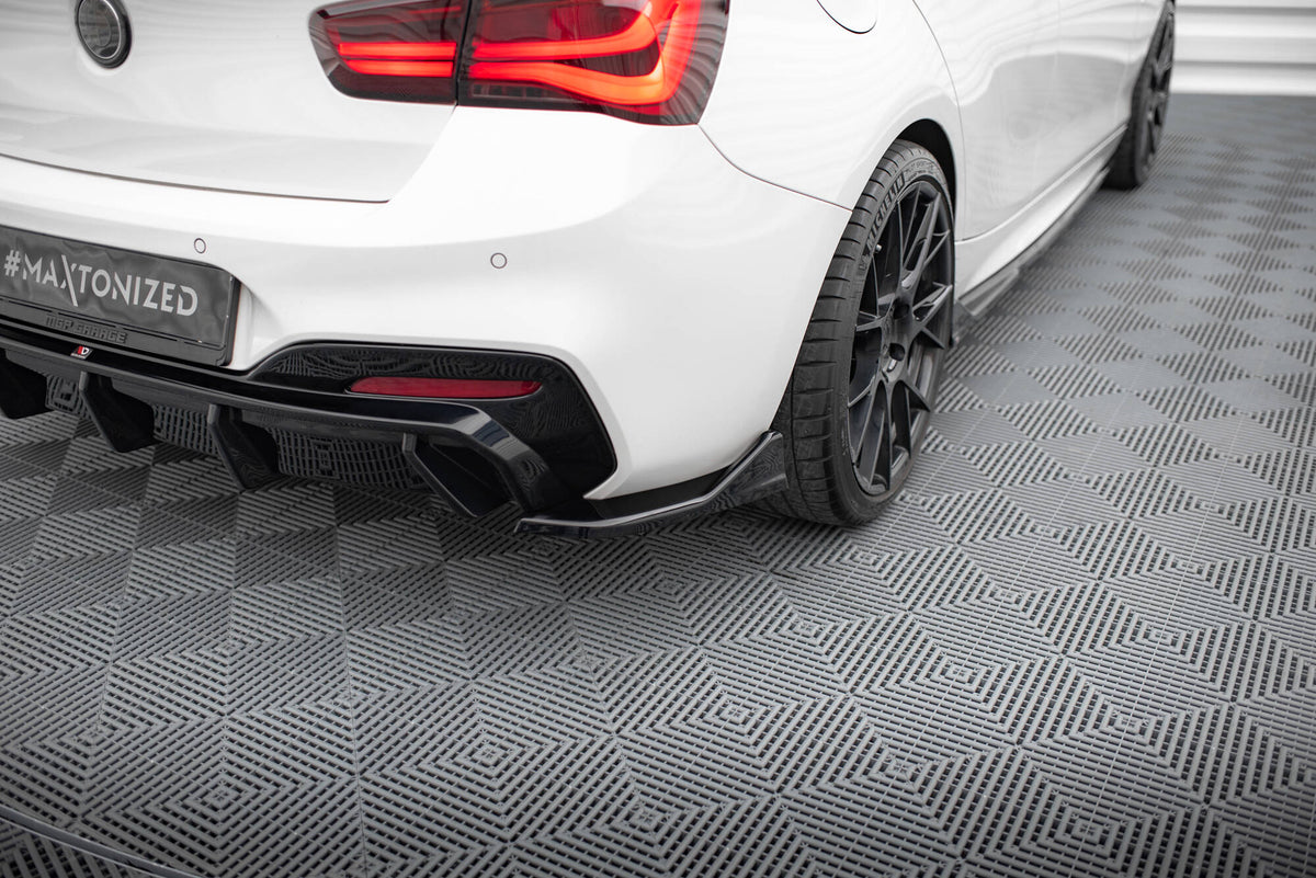 Sideflaps bak i sort finish montert på BMW 1-serie F20 Facelift M-Pakke med aggressive linjer