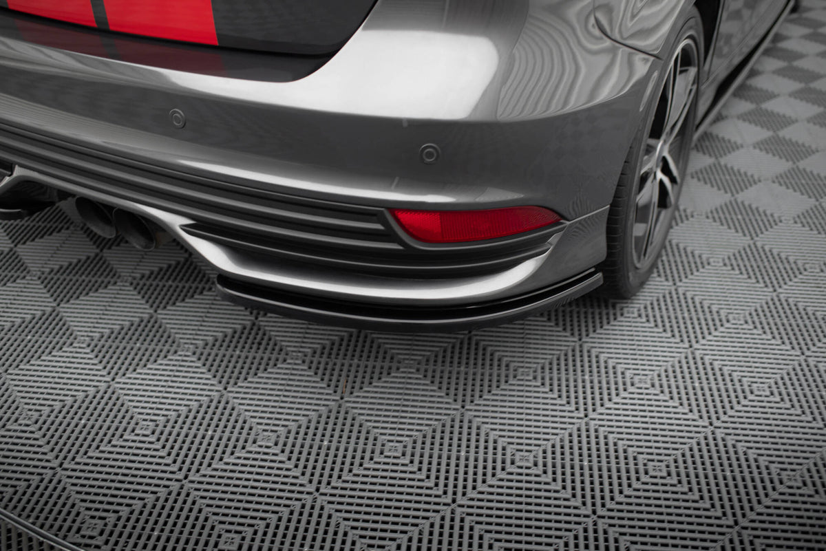 Bakre sideflaps til Ford Focus ST Mk3 facelift, sett ovenfra mot mørk bakgrunn