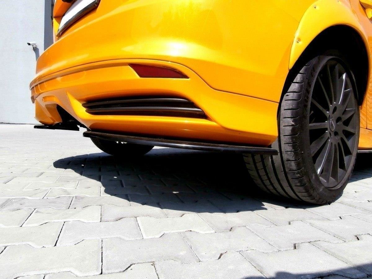 Nærbilde av Maxton Design sideflap bak for Ford Focus ST MK3 med overflatedetalj