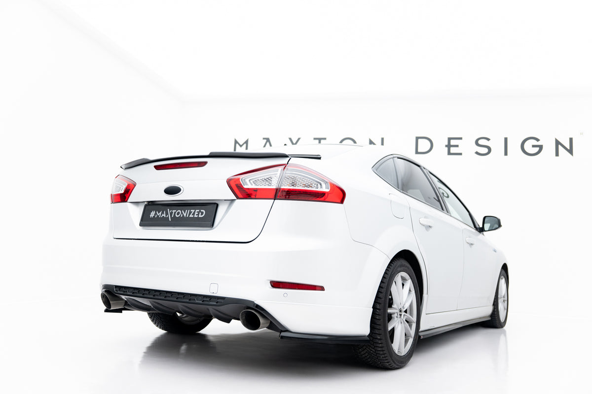 Sideflaps bak til Ford Mondeo ST-Line Sedan MK4 Facelift sett ovenfra i sort finish