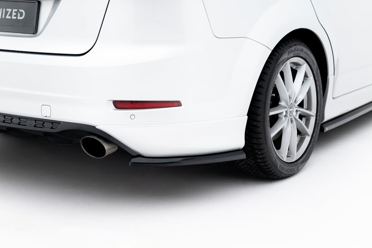 Nærbilde av sideflap i ABS-plast for Ford Mondeo MK4 Facelift med strukturert overflate