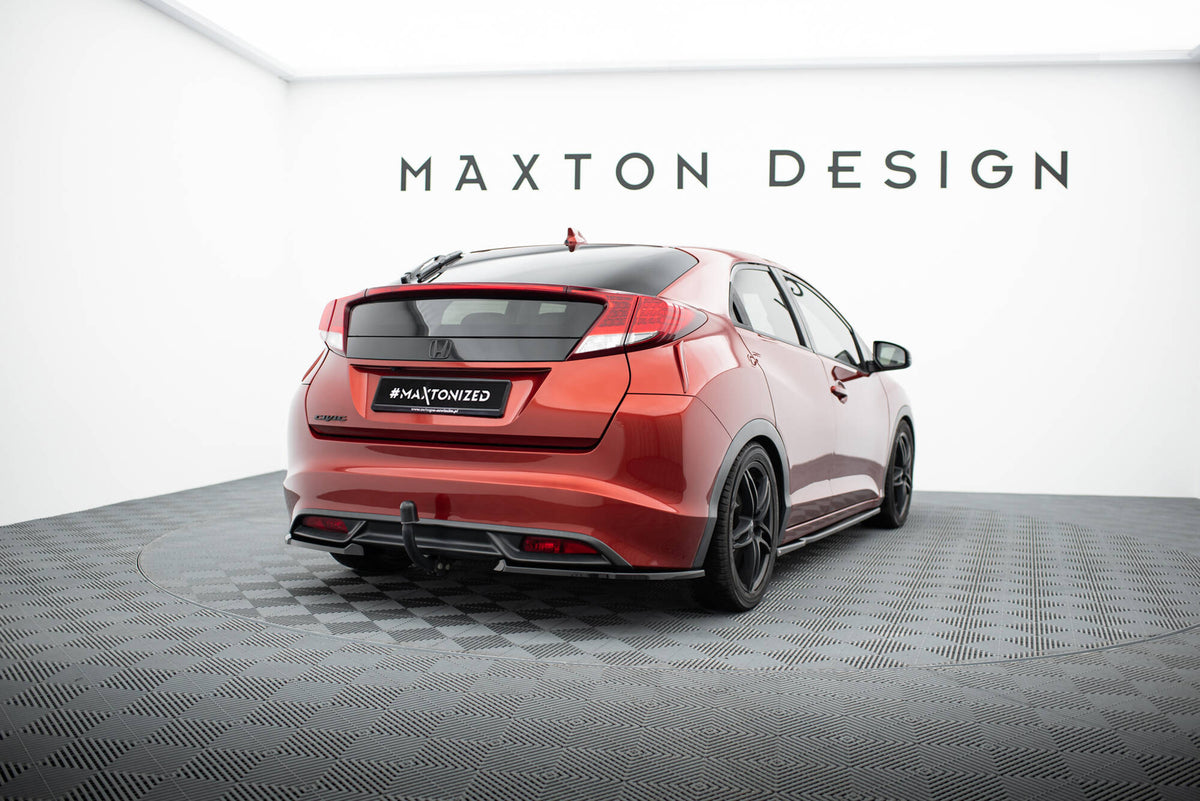 Sideflaps bak for Honda Civic Hatchback MK9 i sort finish sett ovenfra