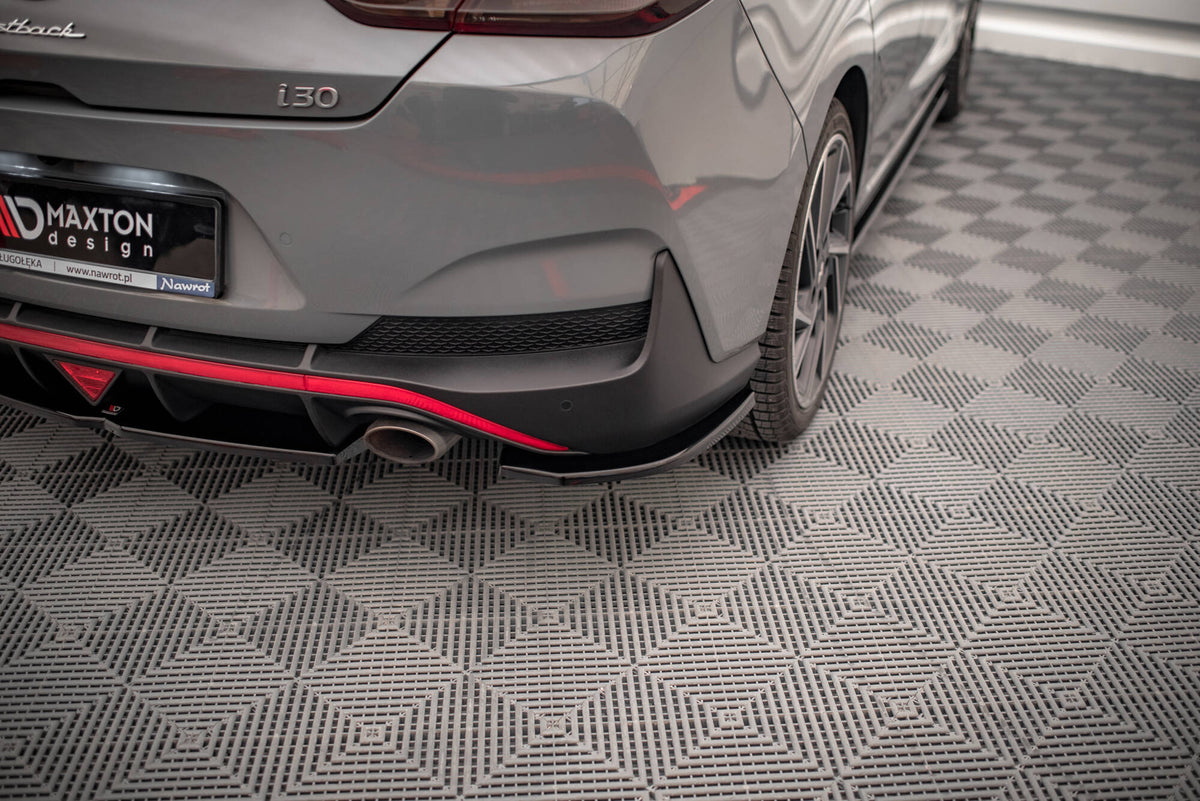 Bakre sidesplitter Hyundai I30 N-Line med hvit stripe i nærbilde