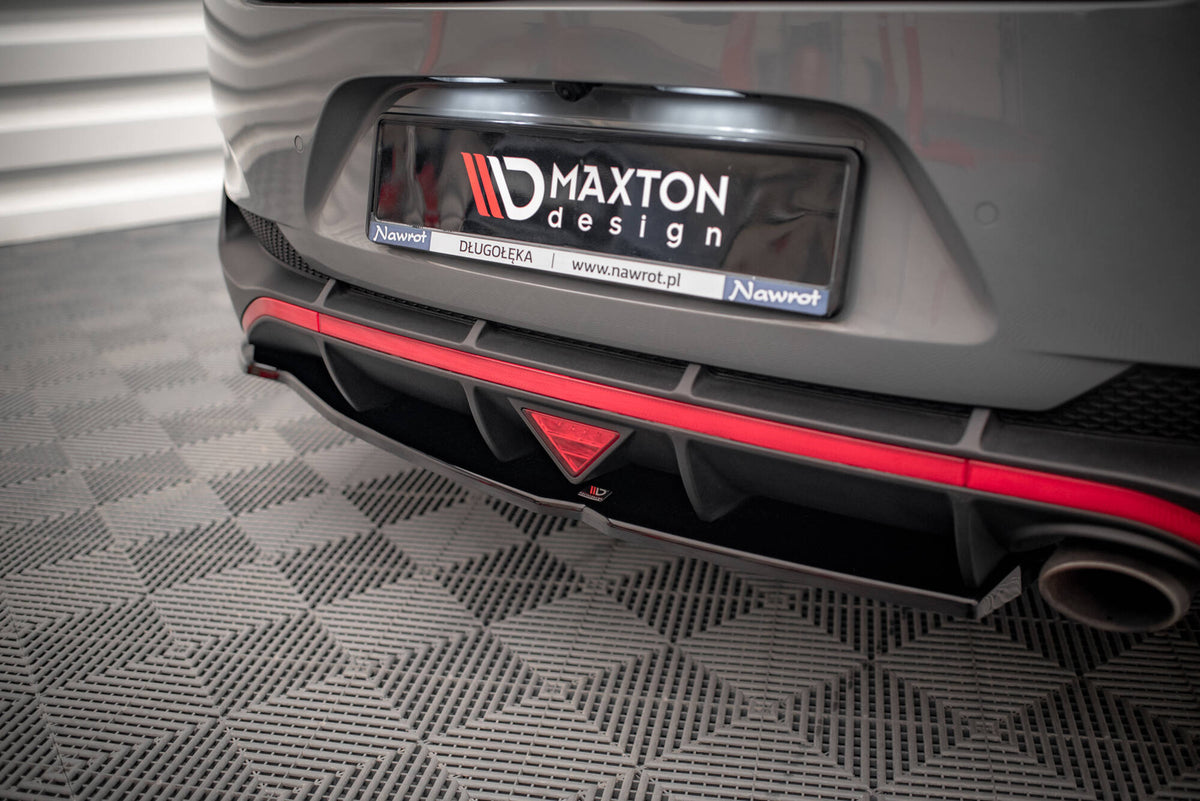 Komplett sett med venstre og høyre sideflap for Hyundai I30 N-Line Facelift lagt ut på flat overflate