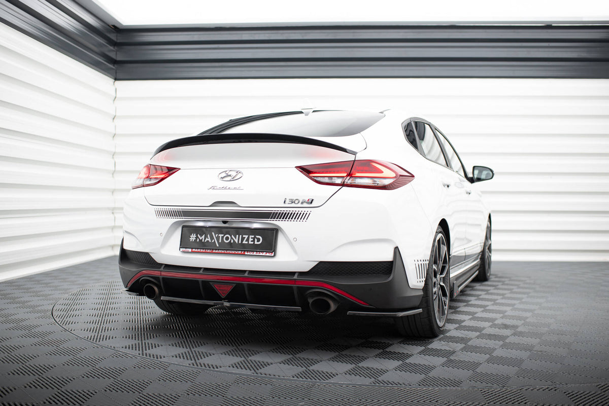 Bakre sidesplittere montert på Hyundai i30 N MK3 Fastback, skrå vinkel