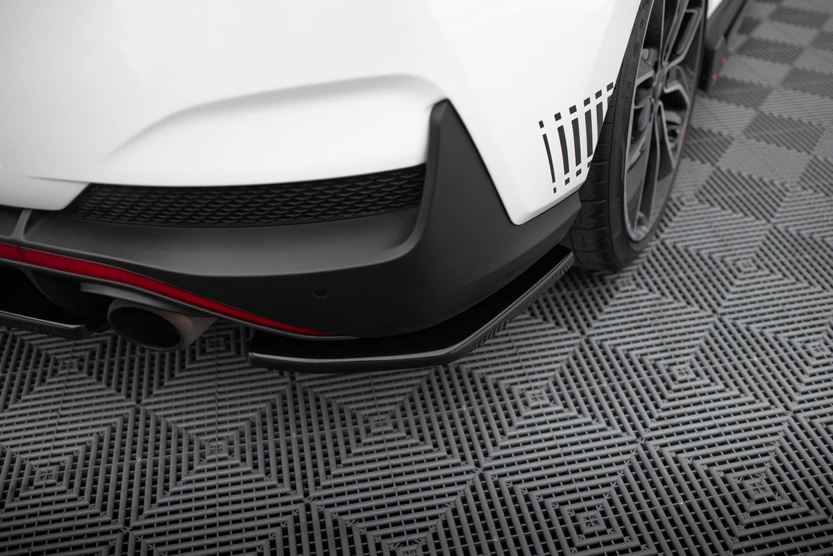 Sideflaps bak til Hyundai i30 N Fastback i strukturert svart, sett forfra
