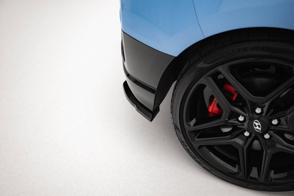 Sideflaps bak montert på Hyundai Veloster N MK2 sett fra skrå vinkel