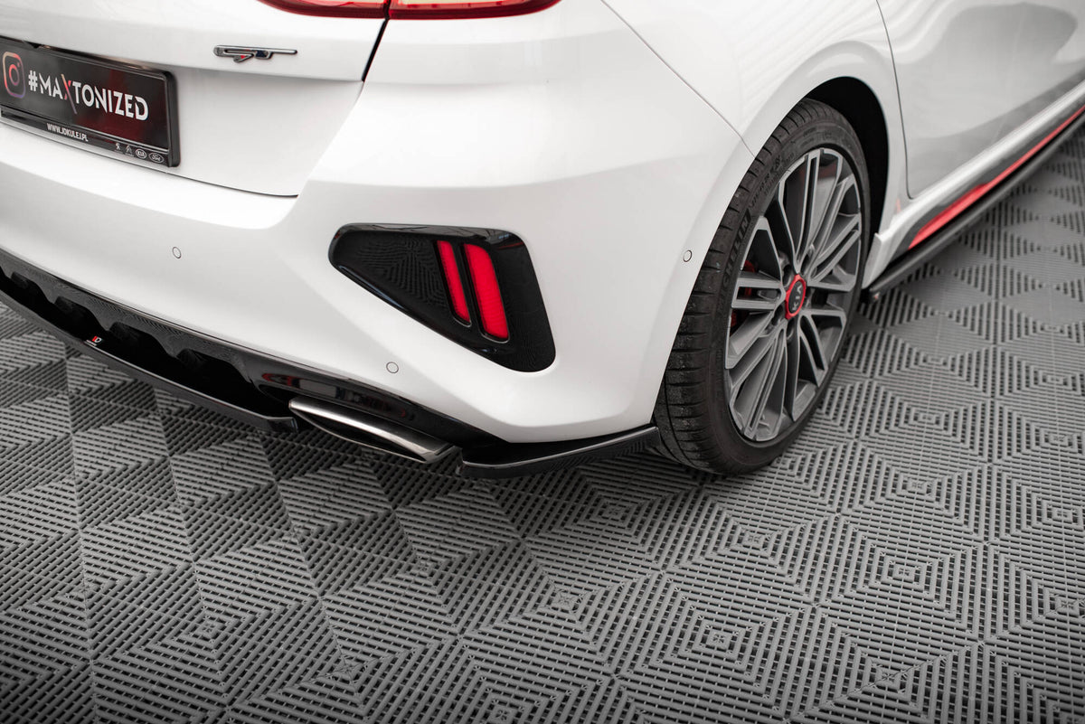 Bakre sideflaps til Kia Ceed GT MK3 i strukturert svart, sett ovenfra