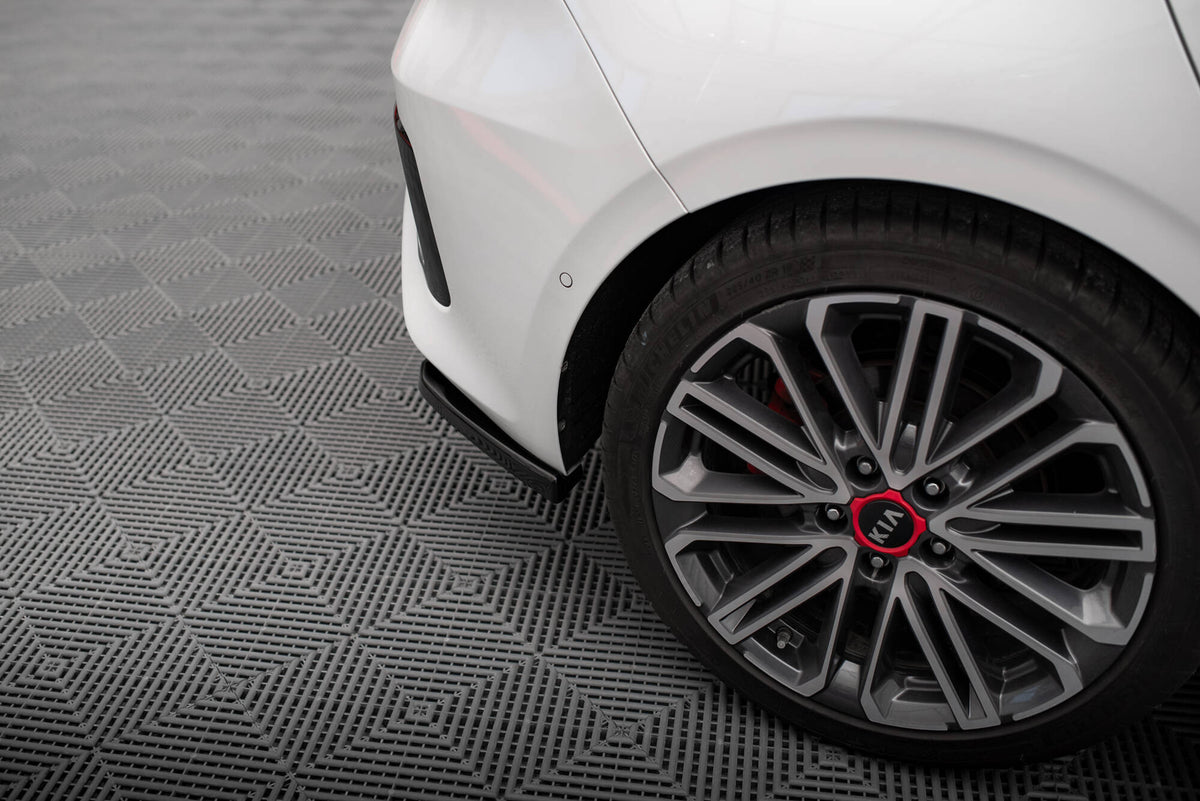 Nærbilde av bakre sideflap i ABS-plast til Kia Ceed GT MK3