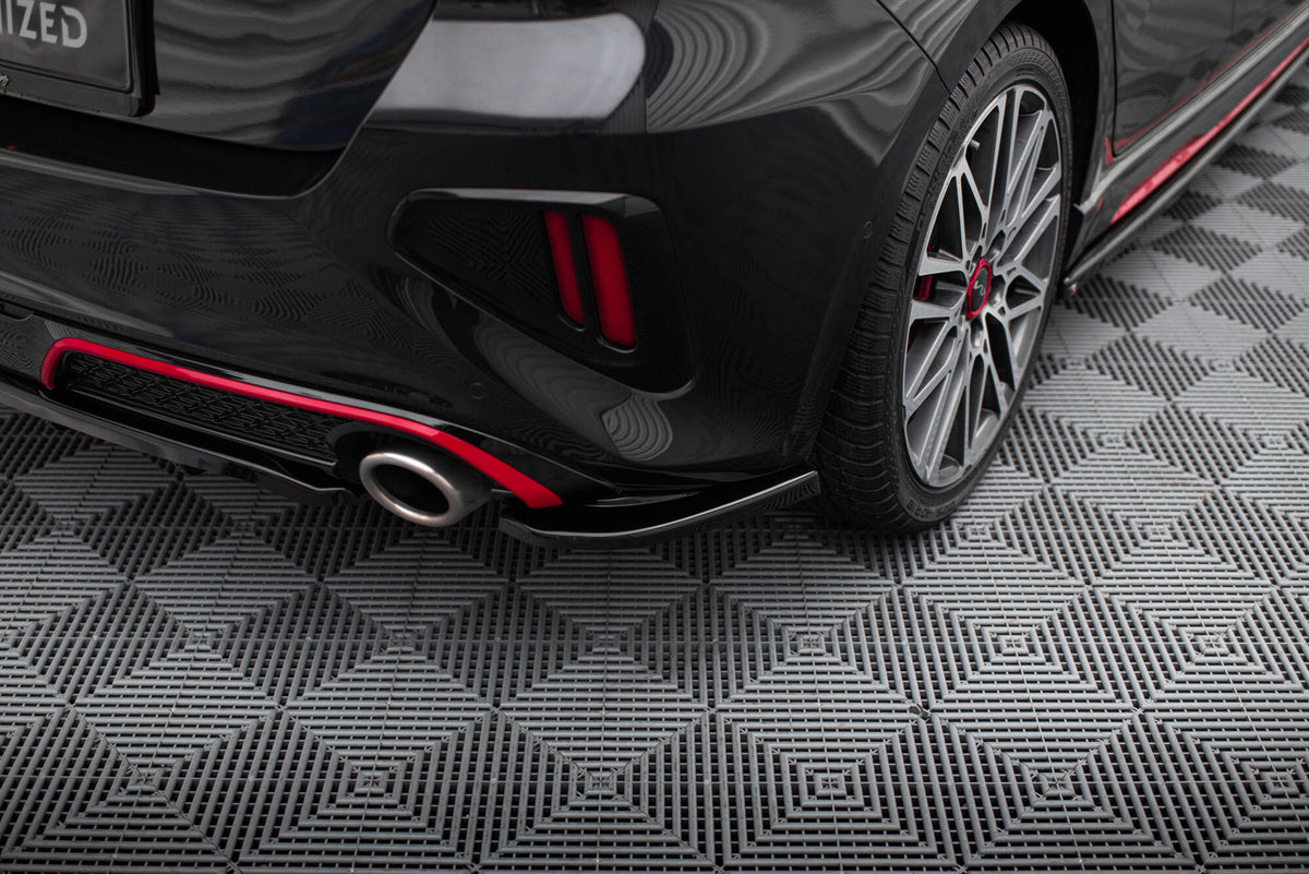 Bakre sideflaps til Kia Ceed GT MK3 Facelift fra Maxton Design, sett i skrå vinkel