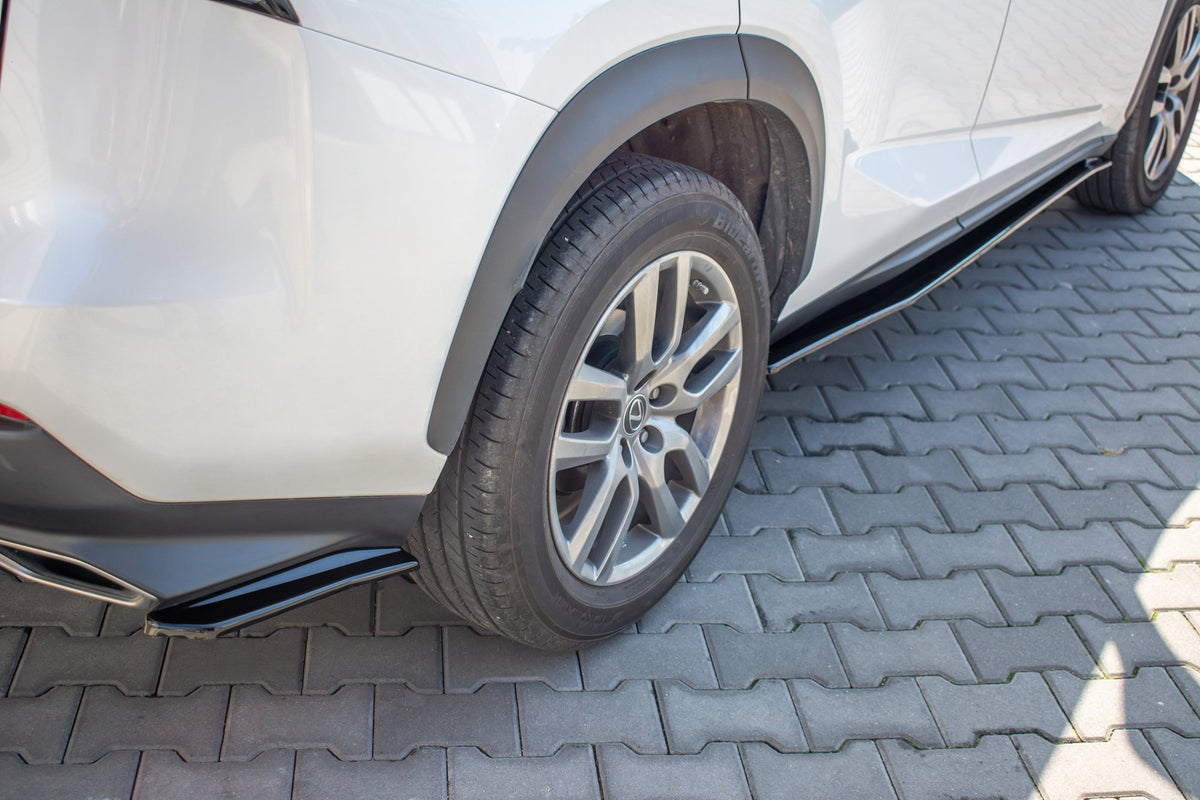 Sideflaps bak for Lexus NX Facelift montert langs bakre sideskjørt, skrå vinkel bakfra