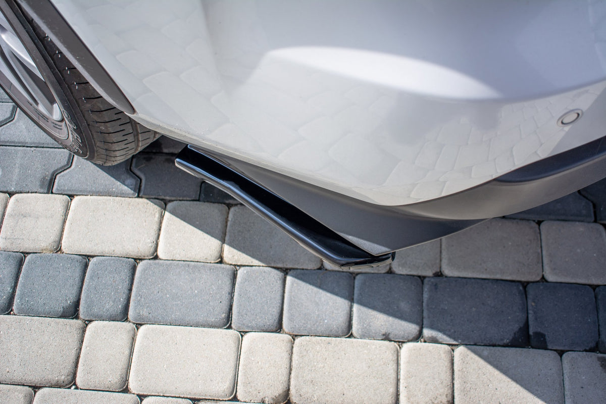 Sideflaps bak Lexus NX Facelift vist ovenfra med inkludert dekorstripe i rød